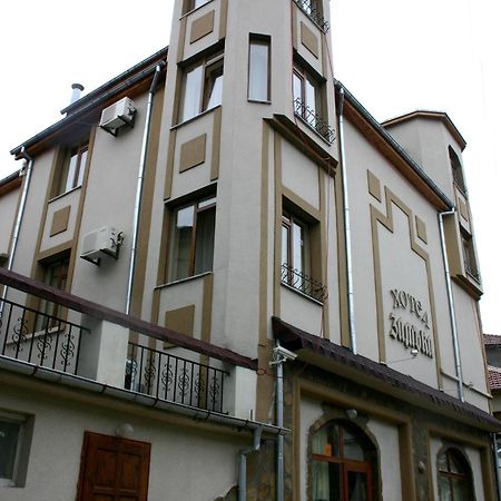 Family Hotel The Castle Shumen Exteriör bild